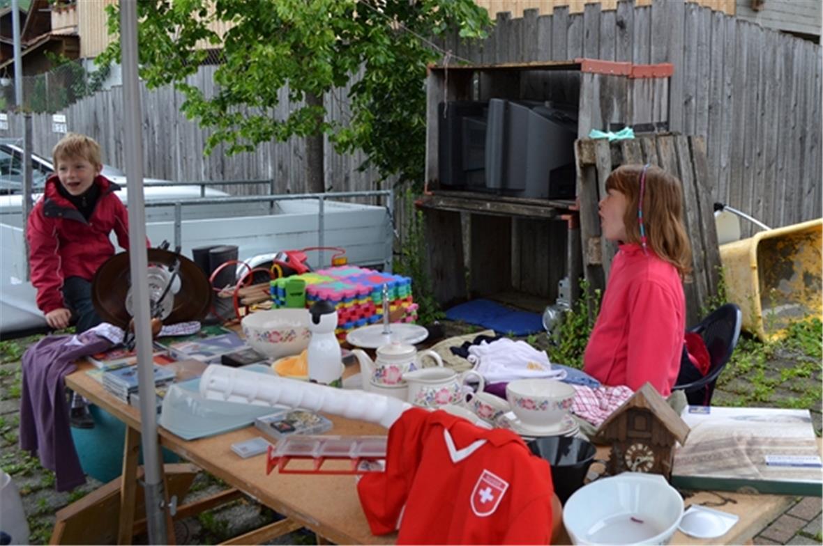 Sahra verkauft ihr Spielzeug.