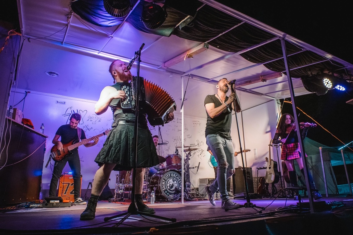 Saint City Orchestra traten am zweiten Tag des Live at the Falls 2022 auf.