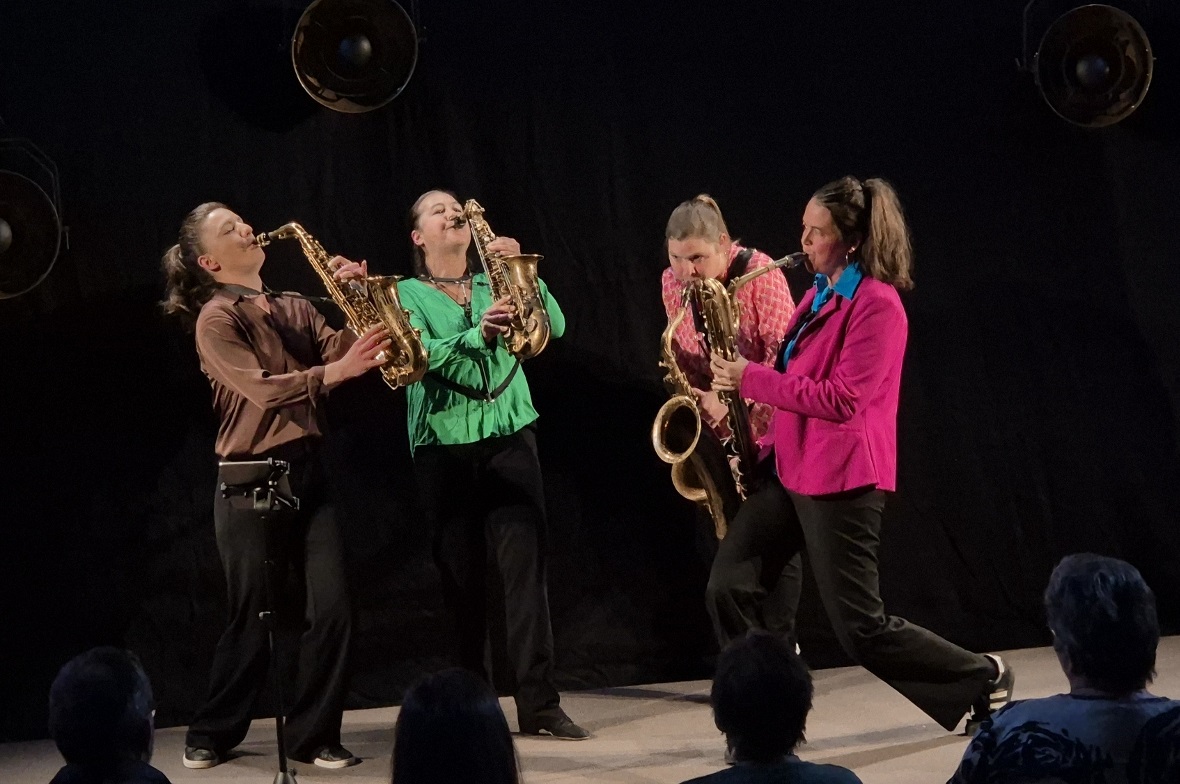 Saisonschlusskonzert von Zweisimmen Jazz mit Lily Horn is Born.