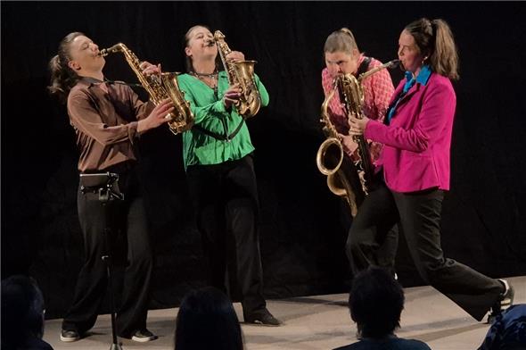 Saisonschlusskonzert von Zweisimmen Jazz mit Lily Horn is Born.