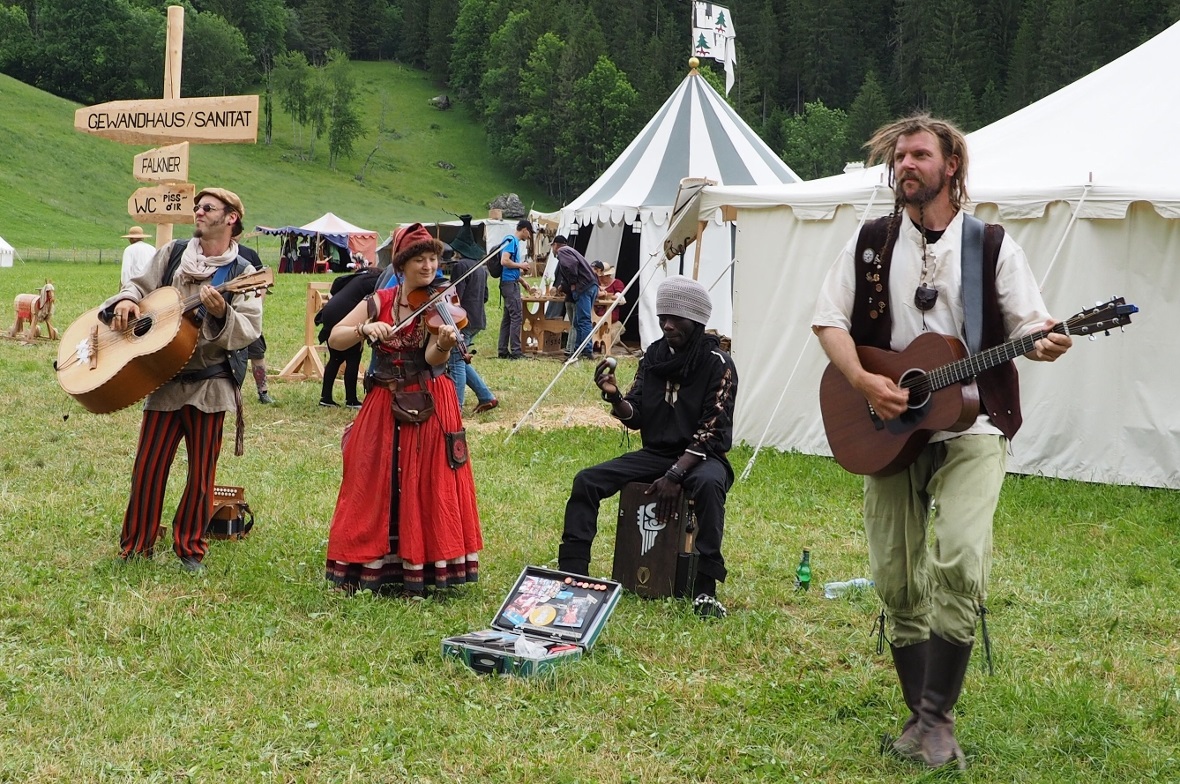 «Saitenstreich» spielten am Abend noch im Festzelt und brachten Stimmung mit.