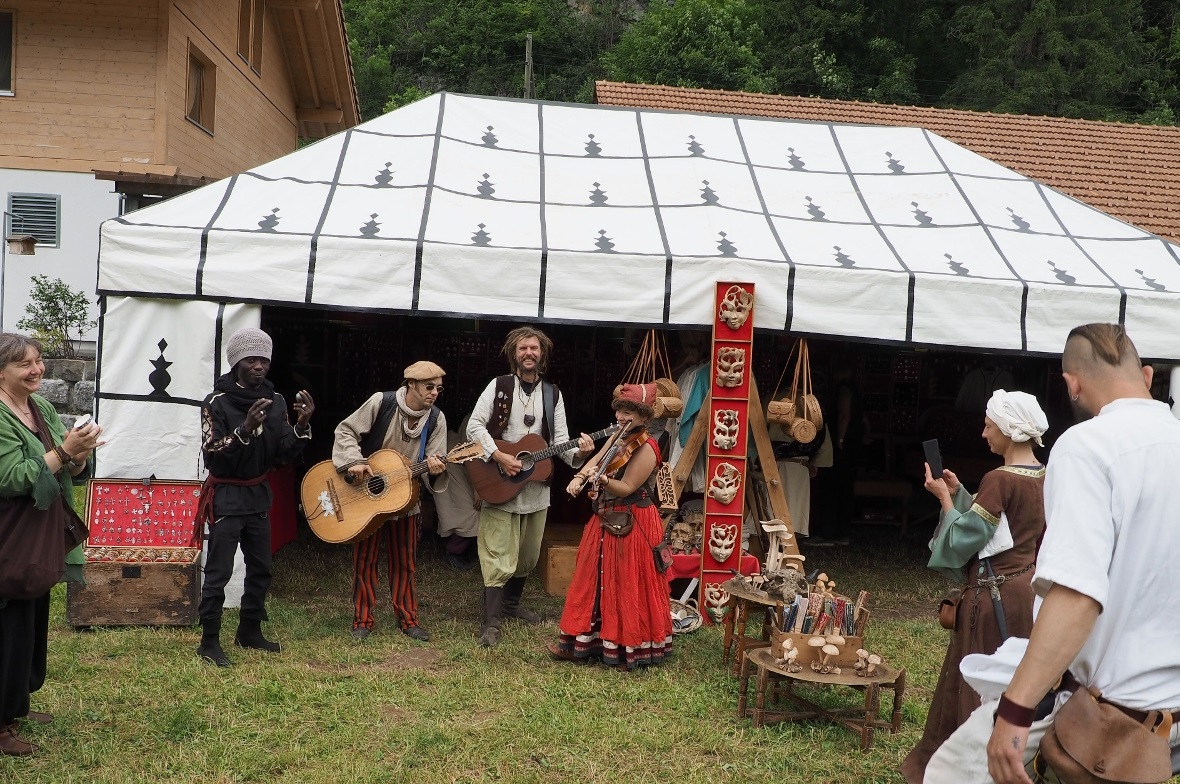 «Saitenstreich» spielten am Abend noch im Festzelt und brachten Stimmung mit.