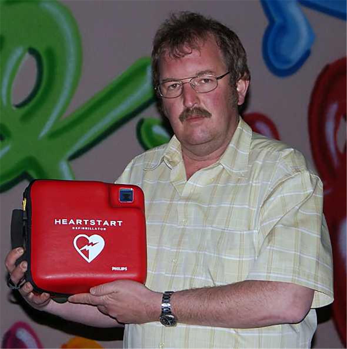 Samariterverein-Präsident Walter Siegenthaler hofft auf den baldigen Einsatz von 6-8 Defibrillatoren in Zweisimmen.