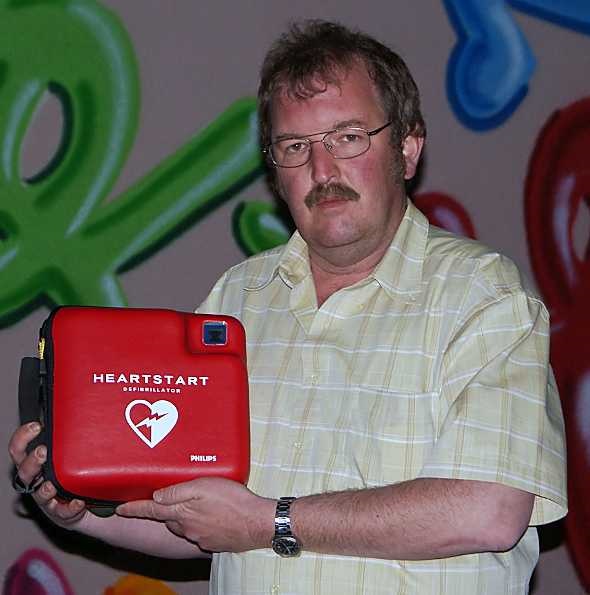 Samariterverein-Präsident Walter Siegenthaler hofft auf den baldigen Einsatz von 6-8 Defibrillatoren in Zweisimmen.