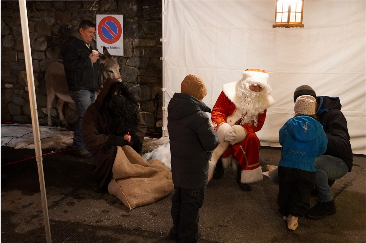 Samichlaus und Schmutzli lauschten aufmerksam den auswendig gelernten Versen zu.