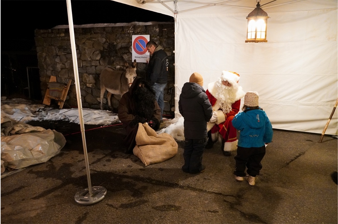 Samichlaus und Schmutzli lauschten aufmerksam den auswendig gelernten Versen zu.