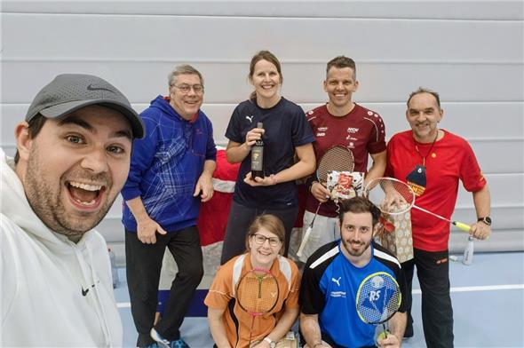 Samichlous Sami Matti, Jules van Enckevort, Heidi Inäbnit, Thomas Trachsel, Sascha Zehr. Unten: Sybille Hofmann und Remo Späti.