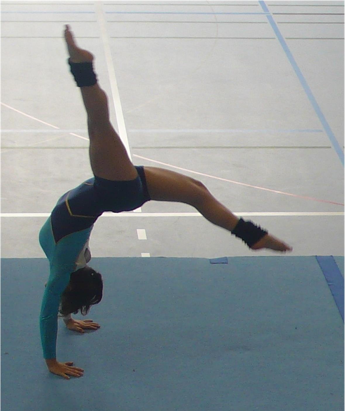 Samira beim Bögli rückwärts.