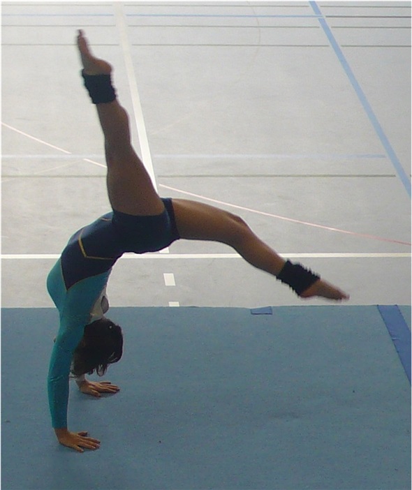 Samira beim Bögli rückwärts.