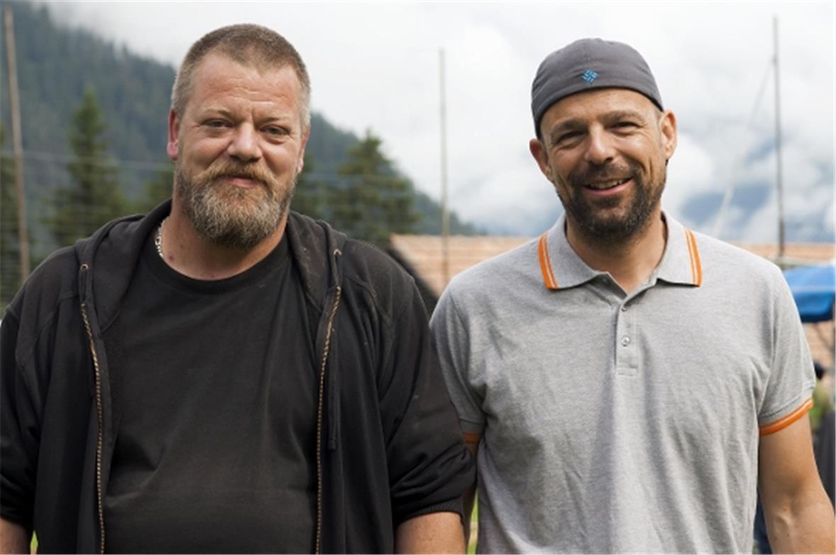 Samuel Weibel vom Braveheart Clan Aarberg (links) mit OK-Mitglied und 08-10-15 V...