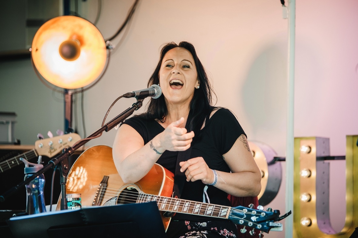 Sandee bei ihrem Auftritt am Live At The Falls 2021.