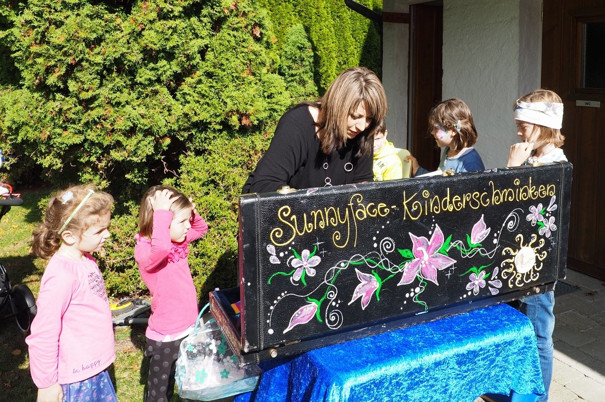 Sandra Kuhnen öffnete zur Begeisterung der Kinder ihren Schminkkasten.