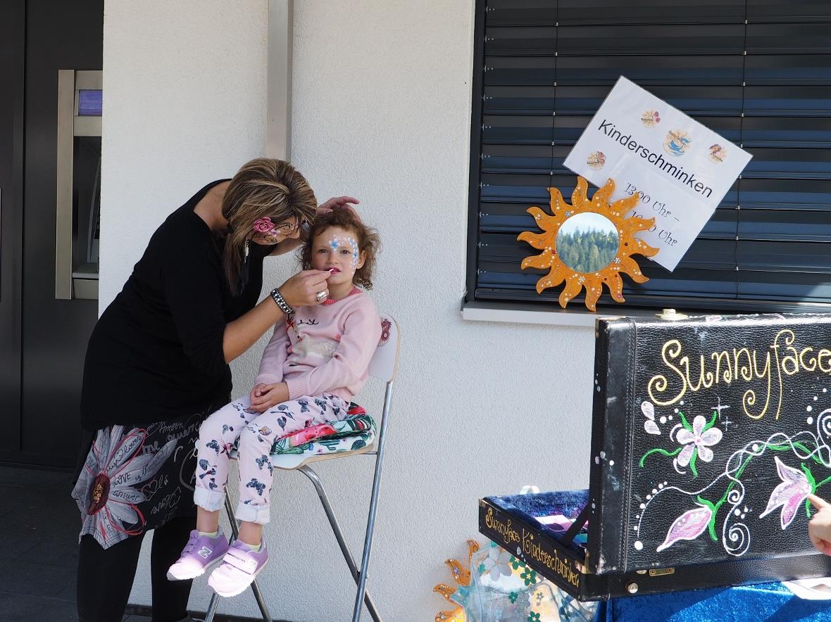 Sandra Kuhnen von Sunny Face verzauberte die Kindergesichter fantasievoll.