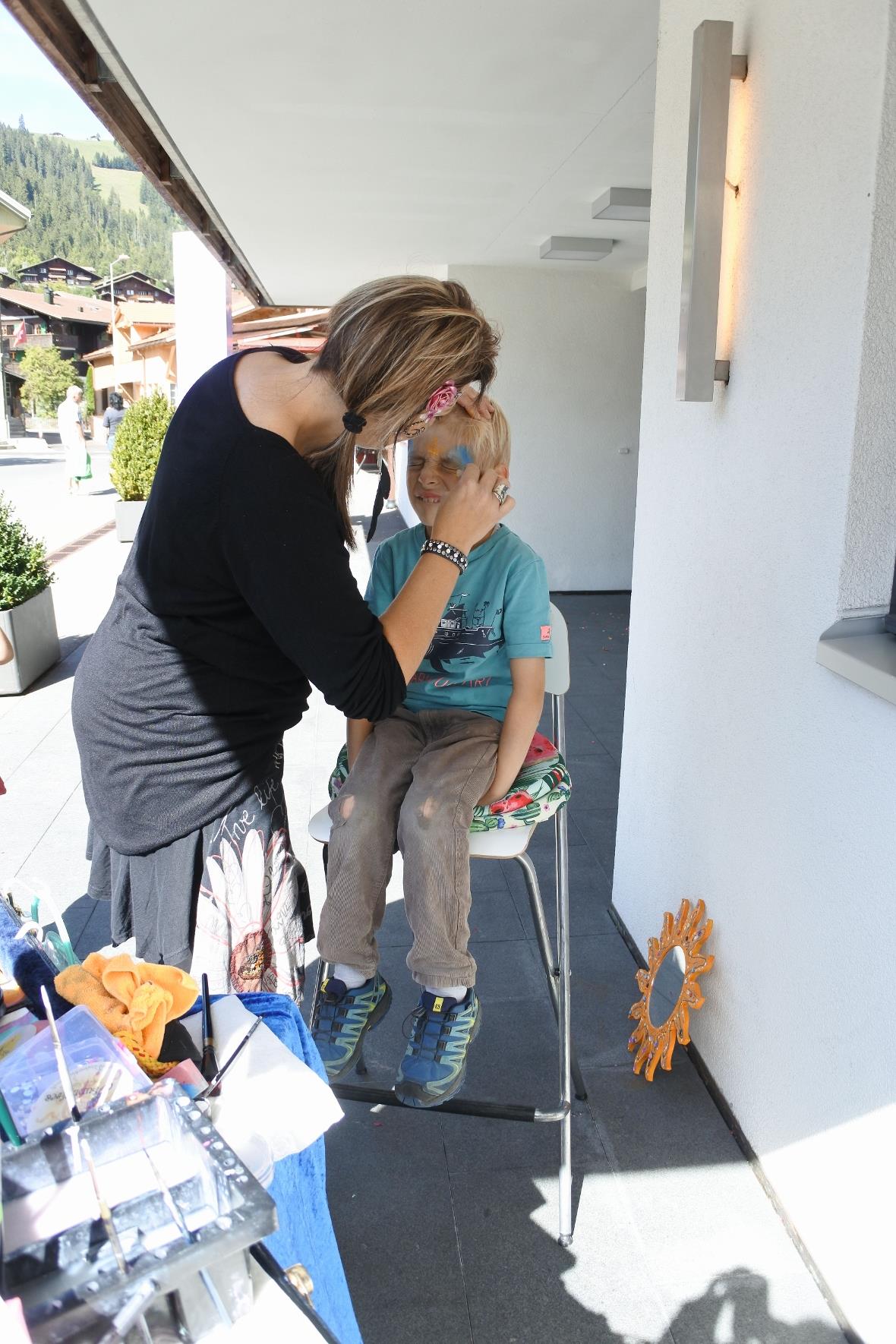 Sandra Kuhnen von Sunny Face verzauberte die Kindergesichter fantasievoll.