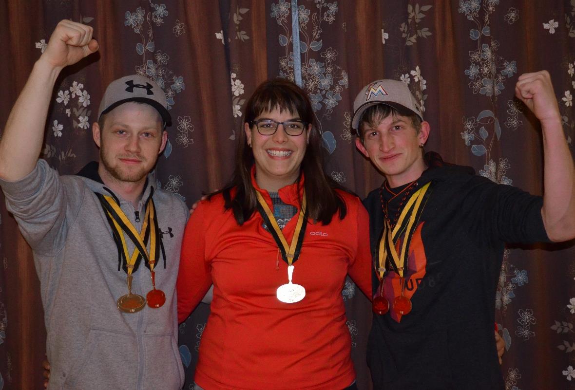 Sandro Bischoff (links) wurde Schweizermeister U23, Madlaina Caviezel wurde Schweizermeisterin bei den Damen und Klemens Buchs wurde 3. Jugend- und bester U19-Spieler.