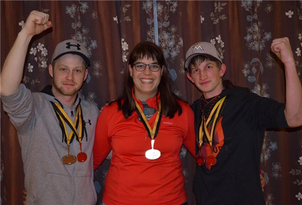 Sandro Bischoff (links) wurde Schweizermeister U23, Madlaina Caviezel wurde Schweizermeisterin bei den Damen und Klemens Buchs wurde 3. Jugend- und bester U19-Spieler.