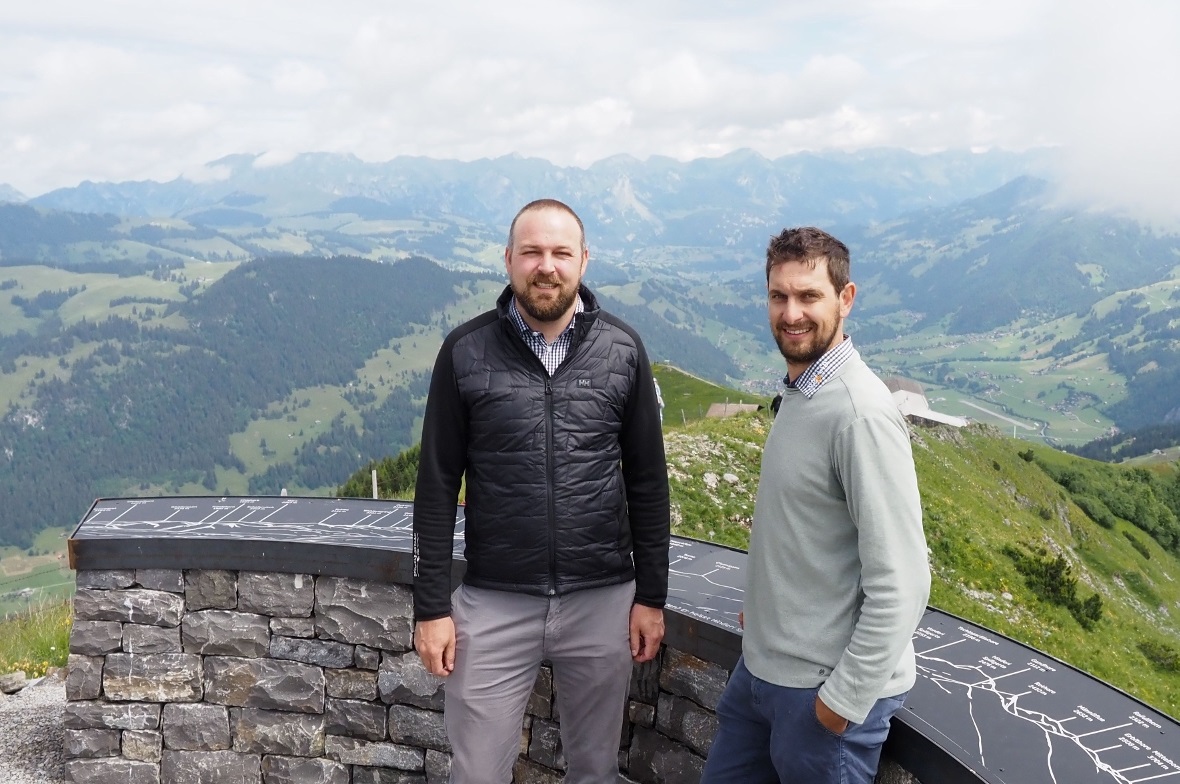 Sandro Karlen (Leiter Finanzen und Administration) und Projektleiter Jannik Sage...