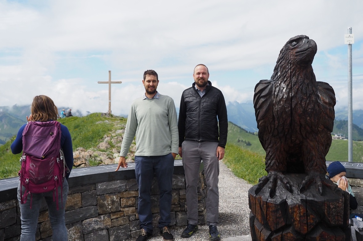 Sandro Karlen (Stellv. Geschäftsführer) und Projektleiter Jannik Sager bei der Eröffnung der Aussichtsplattform Rinderberg.
