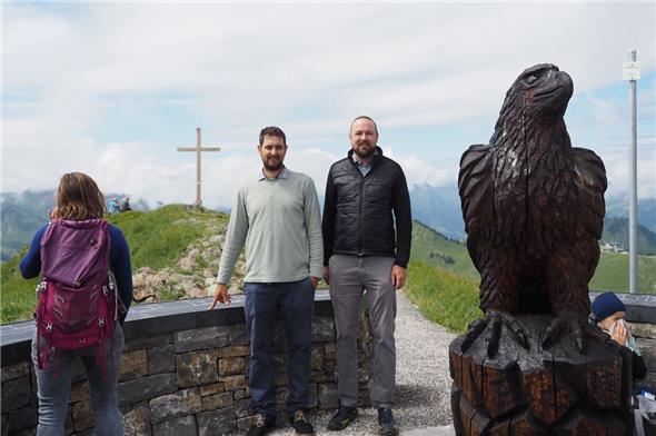 Sandro Karlen (Stellv. Geschäftsführer) und Projektleiter Jannik Sager bei der Eröffnung der Aussichtsplattform Rinderberg.