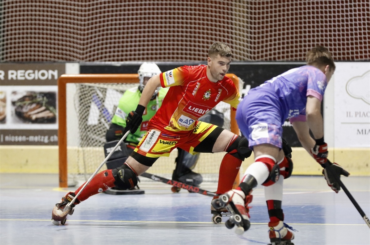 RHC Wimmis: Sieg nach Fehlstart Sandro Meier bei der Verteidigung gegen einen Thuner Spieler.