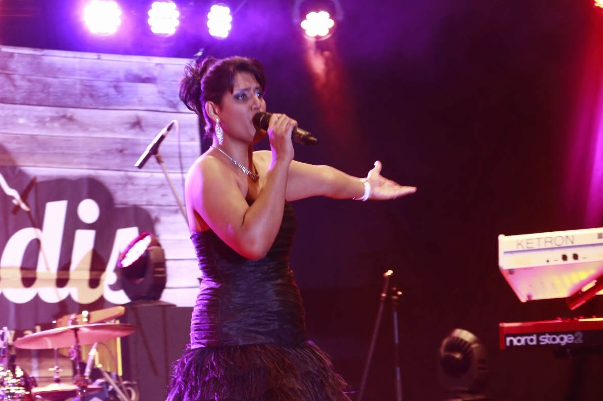 Sarah Jane voller Temparament auf der Bühne