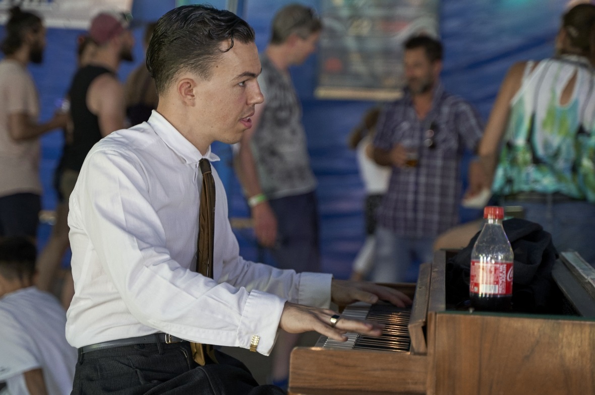 Sascha Kommer unterhielt das Publikum am Nachmittag im Zirkuszelt mit Musik aus ...