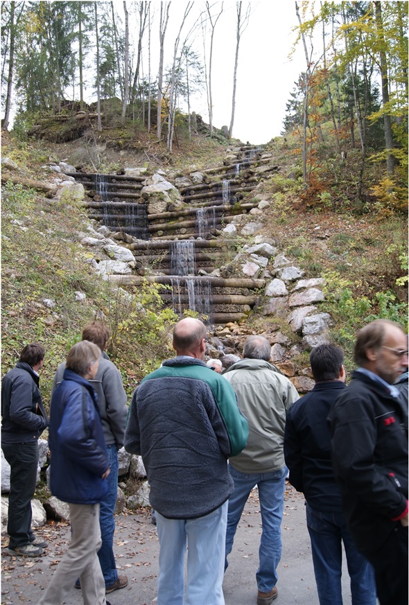 Schaden Nr. 41: Güterweg am Rüttigraben. Die elf Holzkastenverbauten oberhalb, die Verbauungen und Hangsicherungen unterhalb des Strässchens und die Wiederinstandstellungs-Arbeiten am Güterweg kosteten 443000 Franken.