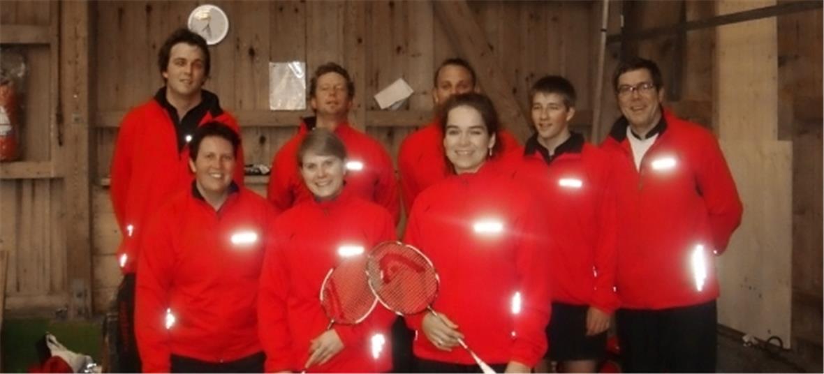 Schafft die 3. Liga-Mannschaft den Liga-Erhalt?Vorne: Tatjana Röthlin, Sibylle Hofmann und Damaris Rösti; hinten: Sandro Karlen, Andi Gerber, Sven Karlen und Jules van Enckevort.