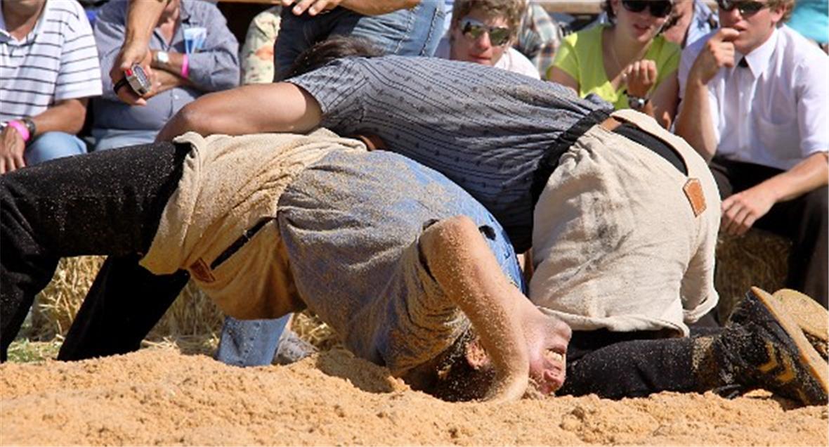 Schenkel (oben) besiegt Reust im Schlussgang.