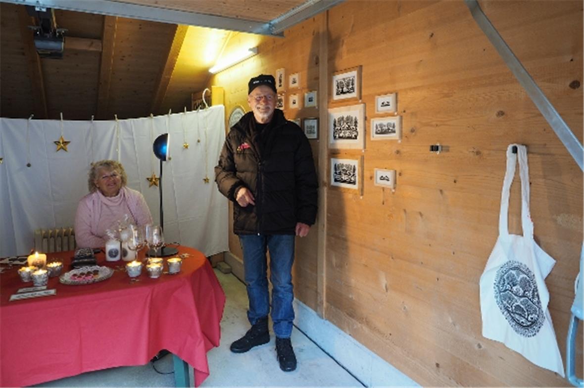 Scherenschnitt-Künstler Ueli Hauswirth zeigte und verkaufte eine Auswahl seiner ...