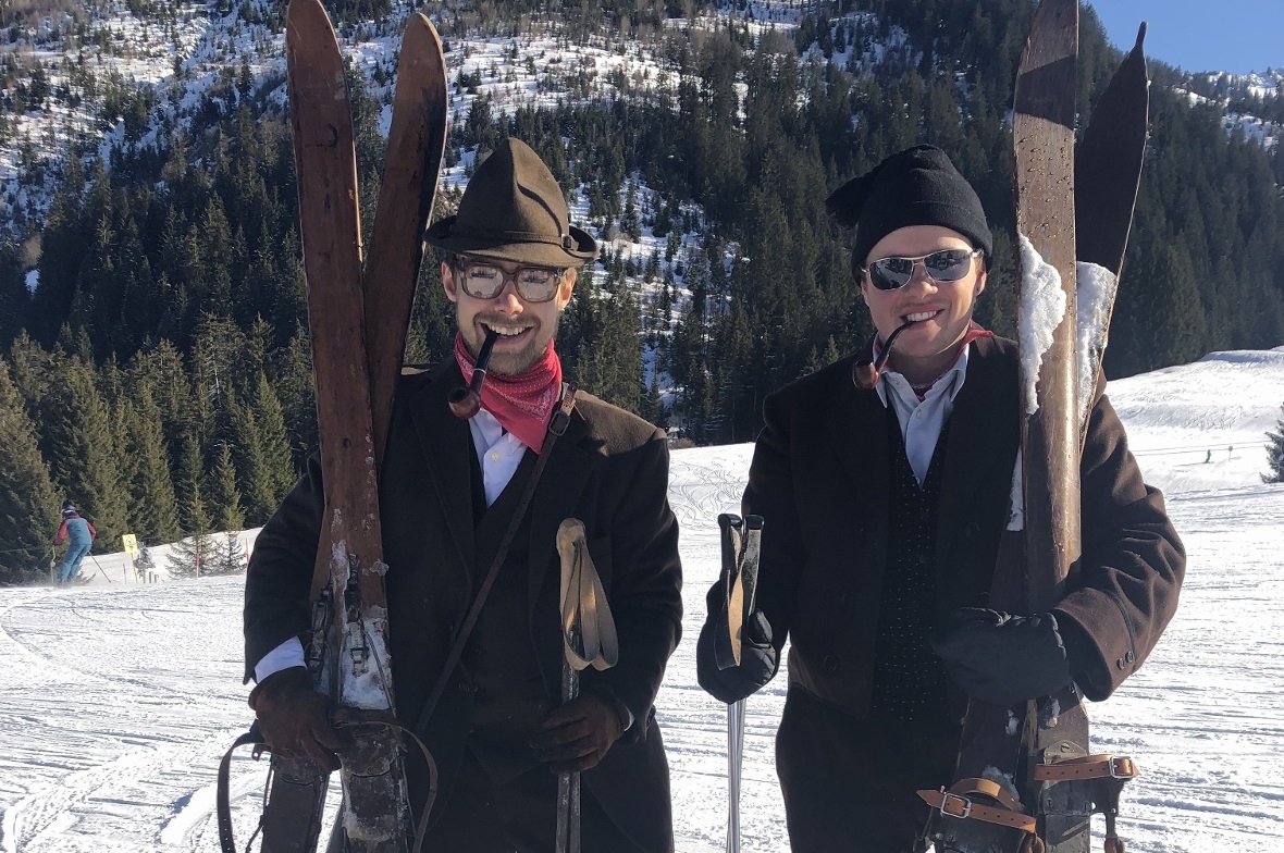 Schicke nostalgische Burschen.