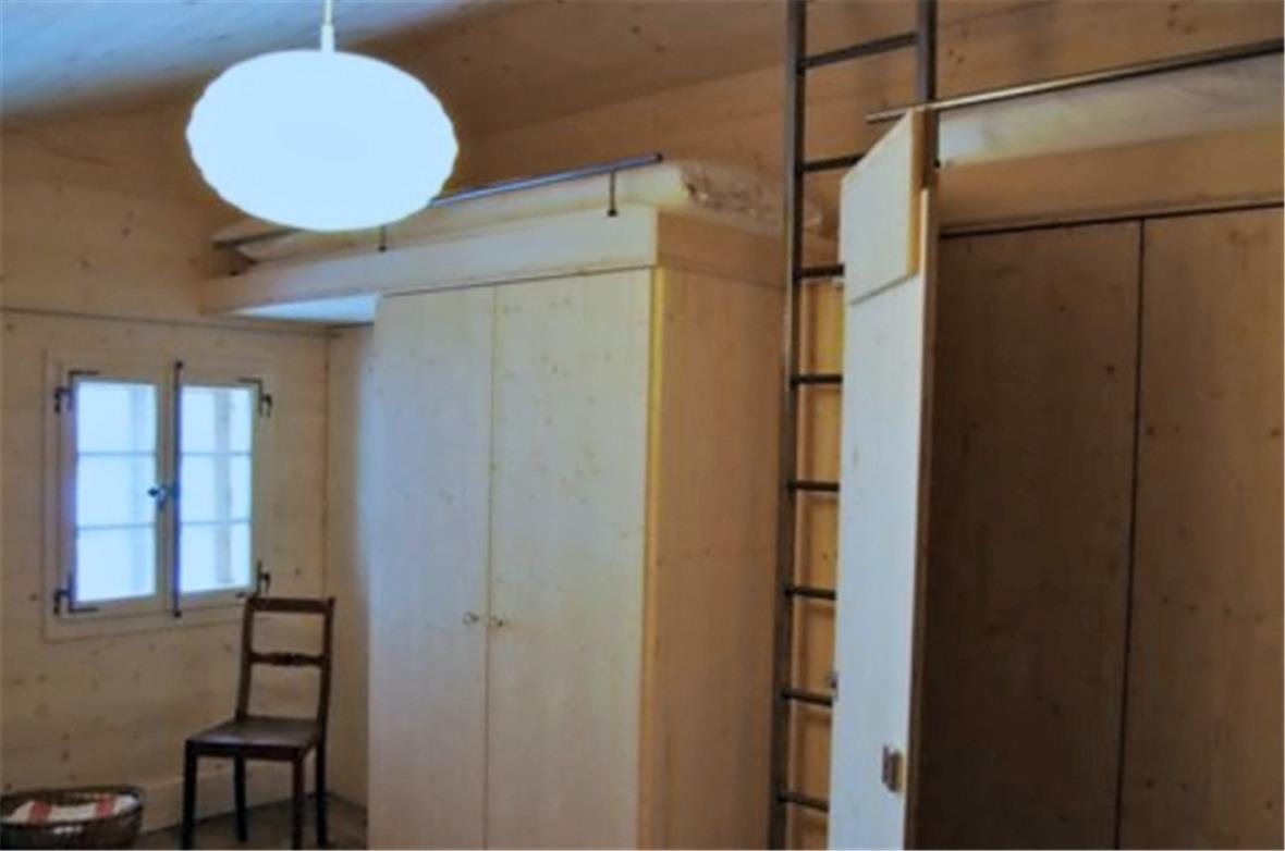 Schlafgaden mit Schränken und Leiter zu den Kajütenbetten (Teuscher Holzbau AG, ...