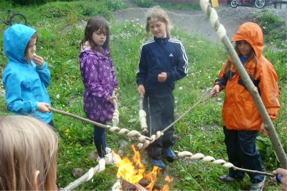 Schlangenbrot backen bei Regen.