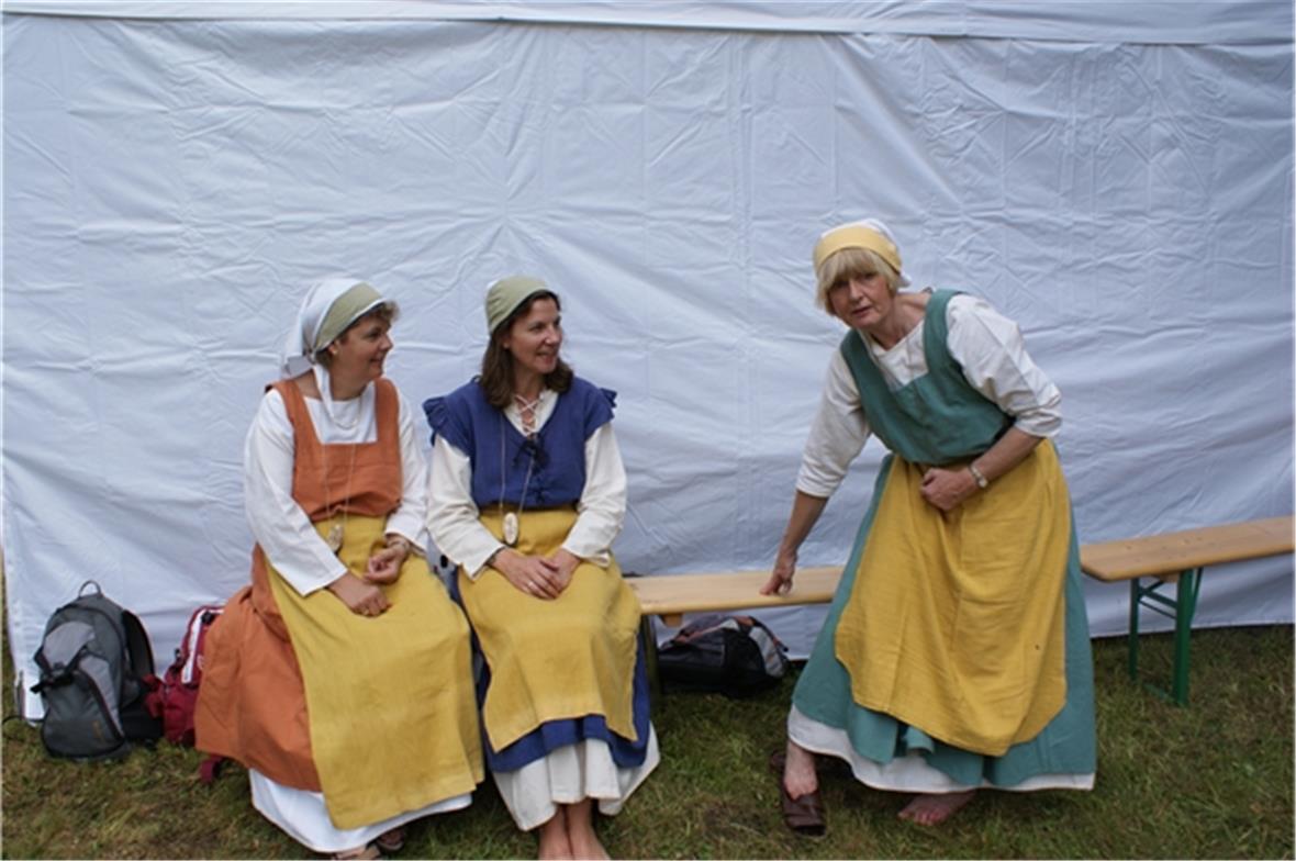 Schlicht, aber farbenfroh: Eingekleidet in mittelalterliche Gewänder zog dieses ...