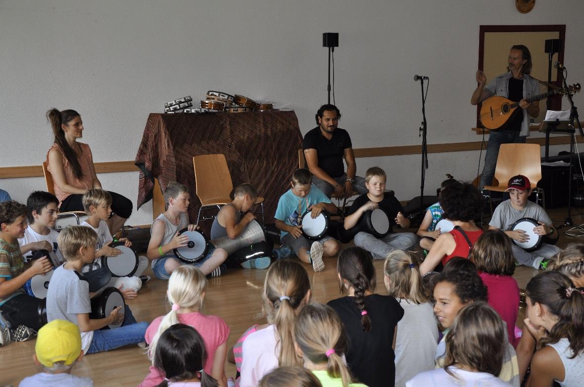 Schliesslich wird nun vor den Eltern getrommelt und dies mit viel Elan.