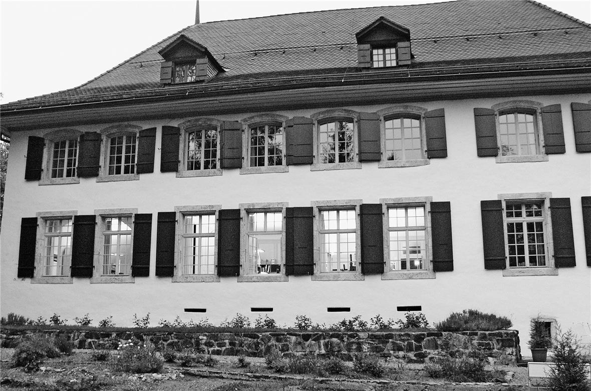 Schloss Blankenburg – wie weiter? Schloss Blankenburg: Dereinst Gemeindeverwaltungs-Sitz einer Gesamtgemeinde Obersimmental oder im Besitze einer Privatperson oder der Öffentlichkeit? – Vorschläge werden gesucht! JFK