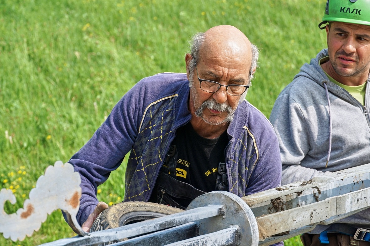 Schlosser Hans Teuscher aus Boltigen, der das Kreuz überprüfen und aufarbeiten w...