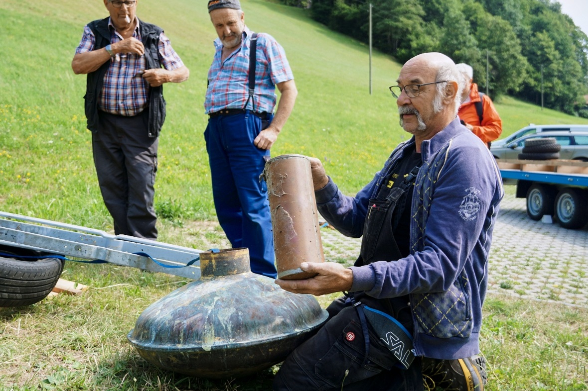 Schlosser Hans Teuscher aus Boltigen mit der Zeitkapsel. 