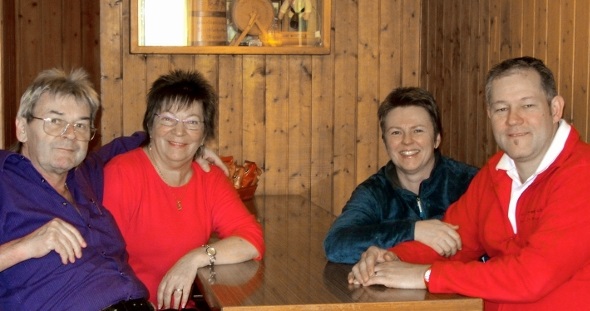 Schlüsselübergabe an der Bahnhofstrasse Nr. 1: Sepp und Gabi Gubser, Pia und Marco Feuz.