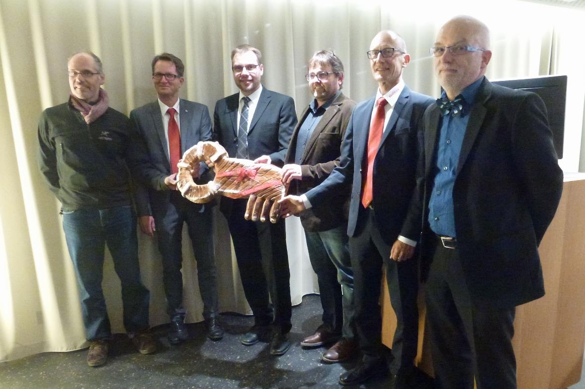 Schlüsselübergabe an die Bankleitung (v.l.n.r.): Michael Gerber, Architekt; Rolf...