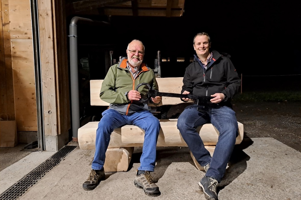 Schlüsselübergabe von Hans Stucki (Präsident Waldgemeinde Wimmis) an Daniel Kummer (Präsident Forstbetrieb Thunersee-Suldtal).
