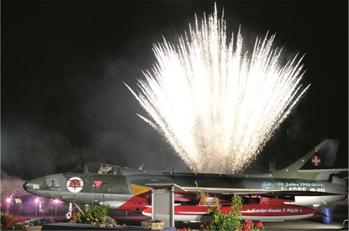 Schlussbukett des bereits legendären Hunterfestabends: Feuerwerk vor dem Hangar ...