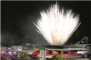 Schlussbukett des bereits legendären Hunterfestabends: Feuerwerk vor dem Hangar ...