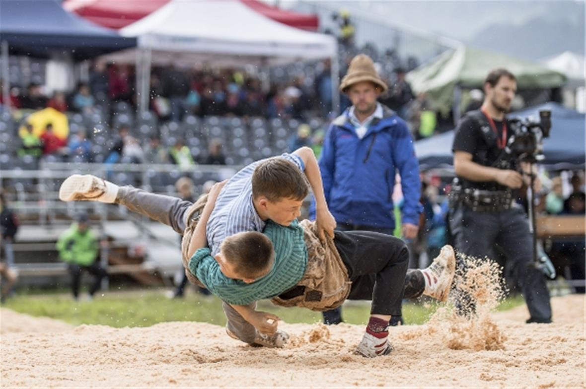 Schlussgang Kat. 2005/06, Michael Moser (O, Biglen) gewinnt im Schlussgang (Simo...