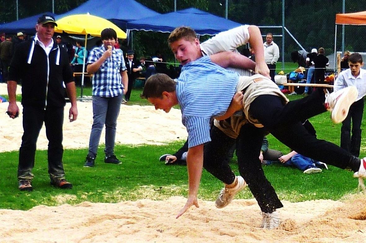 Schlussgang der Ältesten: Michael Heim aus Oberwil (vorne), hinten Severin Staub...