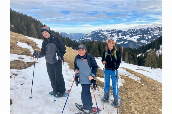Schneeschuhwandern während dem andere an den Skirennen teilnehmen.