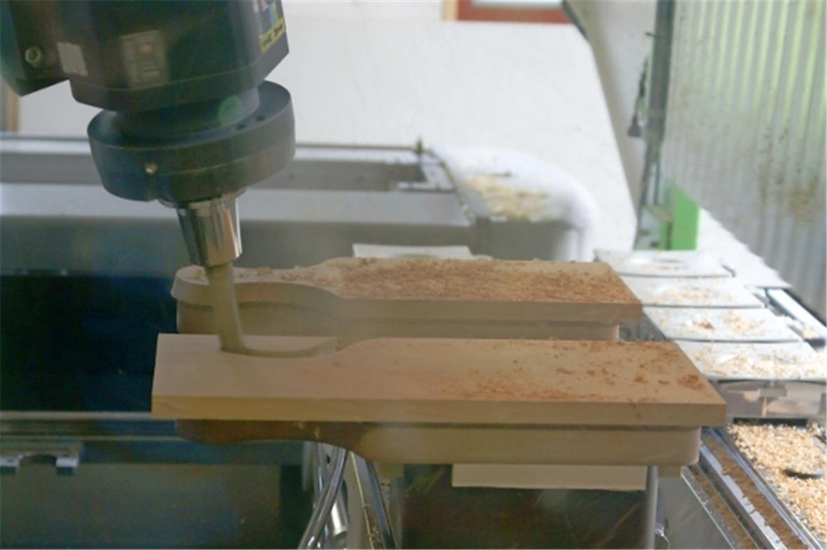 Schneidbrettli werden auf der CNC-Maschine gefräst.