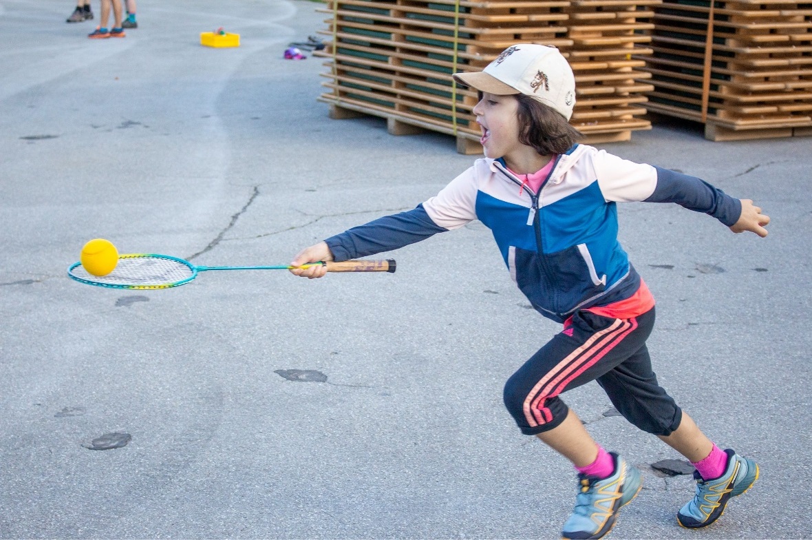 Schnell laufen und der Ball sollte auf dem Schläger bleiben – nicht ganz einfach...