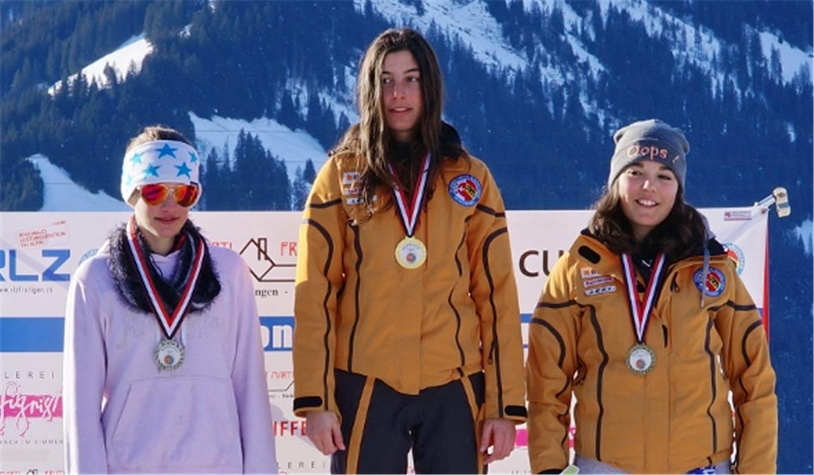 Schnelle Mädchen in der Kategorie U14: Tagessiegerin Lisa Gerber aus Weissenburg, vor Debora Wenger und Ivana Weissmüller, beide vom SST Diemtigtal.