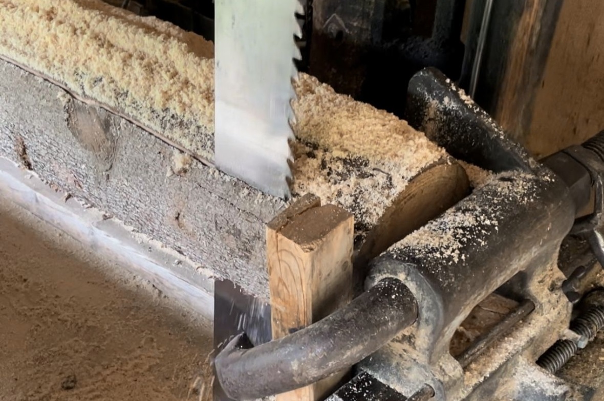 Schnitt für Schnitt wurde am Rossberg wieder mit Wasserkraft gesägt.